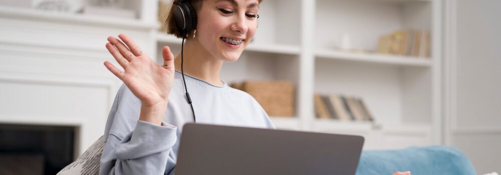 Woman having an online French class. Speaking French with confidence thanks to art and culture.